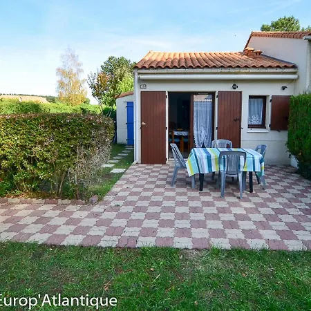 Maison De Plain-pied Avec Piscine Surveillee, Proche Commerces Et - Fr-1-705-5 *