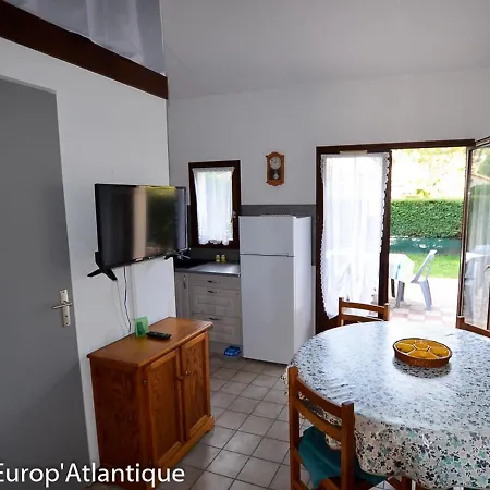 Maison De Plain-pied Avec Piscine Surveillee, Proche Commerces Et - Fr-1-705-5 بيت للعطل